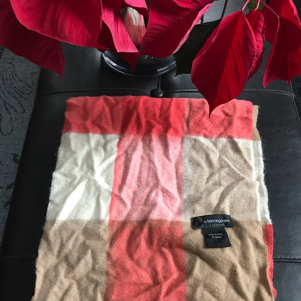Bloomingdales 100% Cashmere Scarf plaid